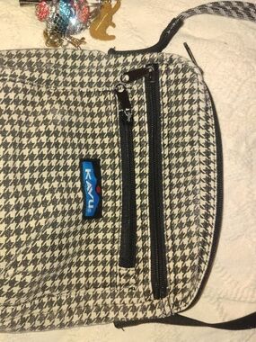 Kavu Black and White Houndstooth Messenger Bag